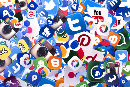 what are the benefits of using social media when looking to advertise your business locally?